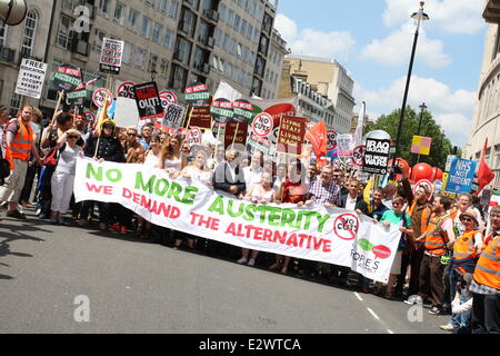 Londres, Royaume-Uni. 21 Juin, 2014. Des milliers de personnes ont rejoint un mars, le samedi 21 juin 2014, organisé par l'Assemblée du peuple, des syndicats et des groupes de campagne sous le slogan "Plus jamais de demande d'austérité : l'Alternative" ont défilé dans le centre de Londres à partir de l'extérieur du siège de la BBC pour les Chambres du Parlement où un rassemblement a eu lieu. Les manifestants ont défilé avec des banderoles et des pancartes font entendre leur voix en ce qui concerne un grand nombre de questions diverses y compris l'impôt, d'austérité et le National Health Service (NHS). Crédit : Christopher Middleton/Alamy Live News Banque D'Images