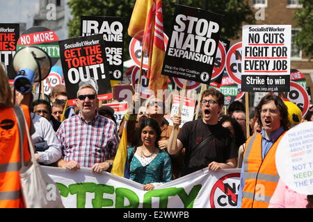 Londres, Royaume-Uni. 21 Juin, 2014. Des milliers de personnes ont rejoint un mars, le samedi 21 juin 2014, organisé par l'Assemblée du peuple, des syndicats et des groupes de campagne sous le slogan "Plus jamais de demande d'austérité : l'Alternative" ont défilé dans le centre de Londres à partir de l'extérieur du siège de la BBC pour les Chambres du Parlement où un rassemblement a eu lieu. Les manifestants ont défilé avec des banderoles et des pancartes font entendre leur voix en ce qui concerne un grand nombre de questions diverses y compris l'impôt, d'austérité et le National Health Service (NHS). Crédit : Christopher Middleton/Alamy Live News Banque D'Images