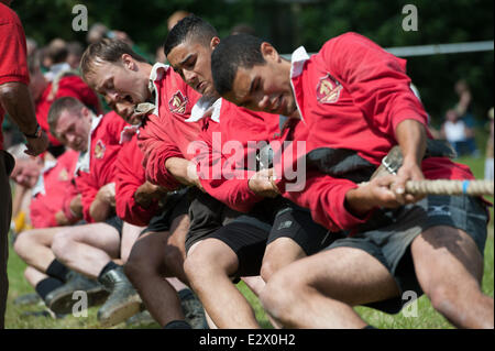 Lincoln, Royaume-Uni. 21 Juin, 2014. Remorqueur de la guerre extérieure National Championships. Les membres de la Croix des vignes Oxney remorqueur de la guerre de la finale de la mens 580KG. Équipes de tout le pays ont participé à l'Sobraon casernes. Les gagnants des quatre catégories seront invités à concourir aux Championnats du Monde au Wisconsin, USA en août. Crédit : David Mark/Alamy Live News Banque D'Images