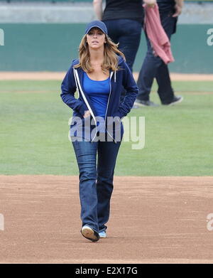 Jennifer Love Hewitt et co-stars, Brian Hallisay et Rebecca des champs, vu le tournage d'une scène de baseball pour 'la liste des clients' Avec : Jennifer Love Hewitt Où : Los Angeles, California, United States Quand : 18 Mars 2013 Banque D'Images