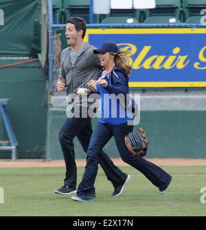 Jennifer Love Hewitt et co-stars, Brian Hallisay et Rebecca des champs, vu le tournage d'une scène de baseball pour 'la liste des clients' Avec : Jennifer Love Hewitt,Brian Hallisay Où : Los Angeles, California, United States Quand : 18 Mars 2013 Banque D'Images