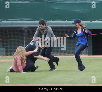 Jennifer Love Hewitt et co-stars, Brian Hallisay et Rebecca des champs, vu le tournage d'une scène de baseball pour 'la liste des clients' Avec : Jennifer Love Hewitt,Brian Hallisay,Rebecca des champs où : Los Angeles, California, United States Quand : 18 Mars 2013 Banque D'Images