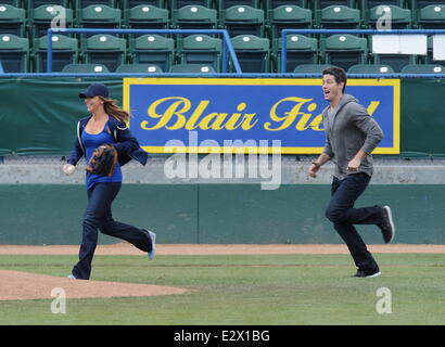 Jennifer Love Hewitt et co-stars, Brian Hallisay et Rebecca des champs, vu le tournage d'une scène de baseball pour 'la liste des clients' Où : Los Angeles, California, United States Quand : 18 Mars 2013 Banque D'Images