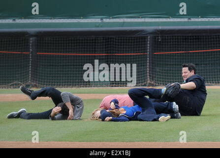 Jennifer Love Hewitt et co-stars, Brian Hallisay et Rebecca des champs, vu le tournage d'une scène de baseball pour 'la liste des clients' Avec : Jennifer Love Hewitt,Brian Hallisay,Rebecca des champs où : Los Angeles, California, United States Quand : 18 Mars 2013 Banque D'Images