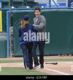 Jennifer Love Hewitt et co-stars, Brian Hallisay et Rebecca des champs, vu le tournage d'une scène de baseball pour 'la liste des clients' Où : Los Angeles, California, United States Quand : 18 Mars 2013 Banque D'Images