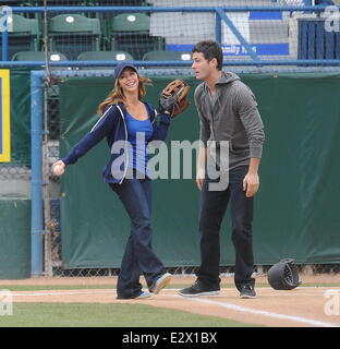 Jennifer Love Hewitt et co-stars, Brian Hallisay et Rebecca des champs, vu le tournage d'une scène de baseball pour 'la liste des clients' Où : Los Angeles, California, United States Quand : 18 Mars 2013 Banque D'Images