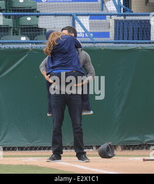 Jennifer Love Hewitt et co-stars, Brian Hallisay et Rebecca des champs, vu le tournage d'une scène de baseball pour 'la liste des clients' Avec : Jennifer Love Hewitt,Brian Hallisay Où : Los Angeles, California, United States Quand : 18 Mars 2013 Banque D'Images