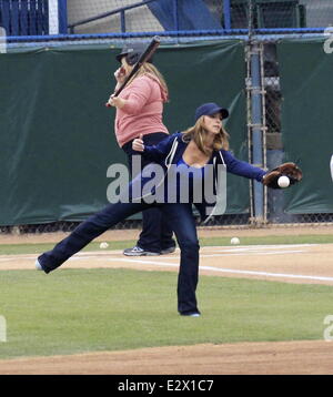 Jennifer Love Hewitt et co-stars, Brian Hallisay et Rebecca des champs, vu le tournage d'une scène de baseball pour 'la liste des clients' Avec : Jennifer Love Hewitt Où : Los Angeles, California, United States Quand : 18 Mars 2013 Banque D'Images