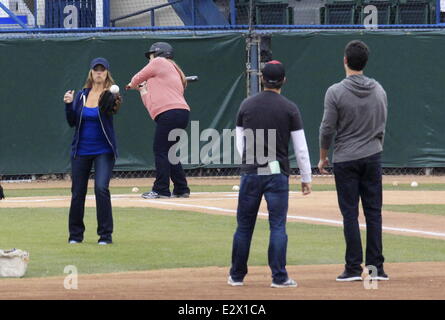 Jennifer Love Hewitt et co-stars, Brian Hallisay et Rebecca des champs, vu le tournage d'une scène de baseball pour 'la liste des clients' Où : Los Angeles, California, United States Quand : 18 Mars 2013 Banque D'Images