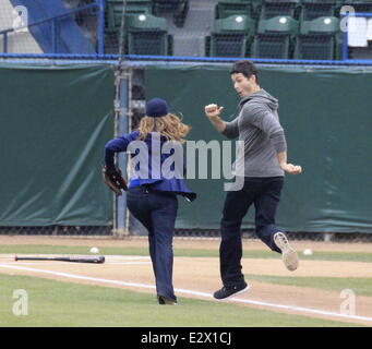 Jennifer Love Hewitt et co-stars, Brian Hallisay et Rebecca des champs, vu le tournage d'une scène de baseball pour 'la liste des clients' Avec : Jennifer Love Hewitt,Brian Hallisay,Rebecca des champs où : Los Angeles, California, United States Quand : 18 Mars 2013 Banque D'Images