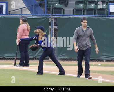 Jennifer Love Hewitt et co-stars, Brian Hallisay et Rebecca des champs, vu le tournage d'une scène de baseball pour 'la liste des clients' Avec : Jennifer Love Hewitt,Brian Hallisay,Rebecca des champs où : Los Angeles, California, United States Quand : 18 Mars 2013 Banque D'Images