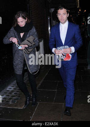 Jude Law dans un costume bleu et de marcher dans Soho transportant une planète interdite panier comprend : Jude Law,Ruth Wilson Où : London, Royaume-Uni Quand : 21 Mars 2013 Banque D'Images