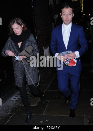 Jude Law dans un costume bleu et de marcher dans Soho transportant une planète interdite panier comprend : Jude Law,Ruth Wilson Banque D'Images