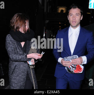 Jude Law dans un costume bleu et de marcher dans Soho transportant une planète interdite panier comprend : Jude Law,Ruth Wilson Où : London, Royaume-Uni Quand : 21 Mars 2013 Banque D'Images