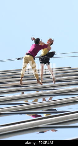 Deux danseurs montrer ce qu'ils savent faire, alors que la descente en rappel le long de la paroi d'un immeuble de bureaux à Los Angeles. Une équipe de tournage capturé l'actio Banque D'Images