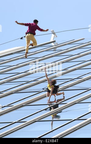 Deux danseurs montrer ce qu'ils savent faire, alors que la descente en rappel le long de la paroi d'un immeuble de bureaux à Los Angeles. Une équipe de l'action de saisie ci-dessous comme le couple pranced le long de la façade en verre. Ce pourrait être le pilote d'un nouveau programme de télé-réalité ? Comprend : Banque D'Images