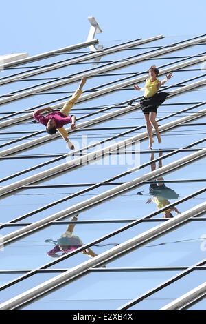 Deux danseurs montrer ce qu'ils savent faire, alors que la descente en rappel le long de la paroi d'un immeuble de bureaux à Los Angeles. Une équipe de tournage capturé l'actio Banque D'Images