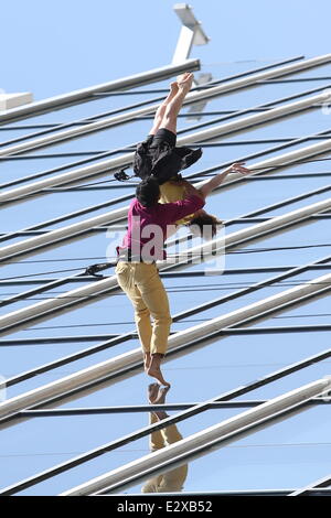 Deux danseurs montrer ce qu'ils savent faire, alors que la descente en rappel le long de la paroi d'un immeuble de bureaux à Los Angeles. Une équipe de tournage capturé l'actio Banque D'Images