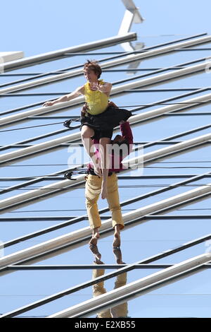 Deux danseurs montrer ce qu'ils savent faire, alors que la descente en rappel le long de la paroi d'un immeuble de bureaux à Los Angeles. Une équipe de tournage capturé l'actio Banque D'Images