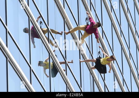 Deux danseurs montrer ce qu'ils savent faire, alors que la descente en rappel le long de la paroi d'un immeuble de bureaux à Los Angeles lors d'un spectacle intitulé Pro Banque D'Images