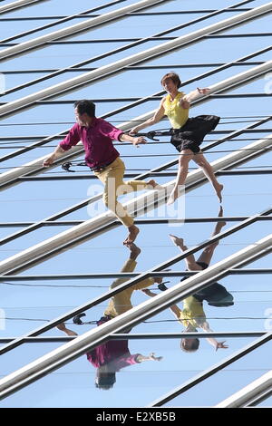 Deux danseurs montrer ce qu'ils savent faire, alors que la descente en rappel le long de la paroi d'un immeuble de bureaux à Los Angeles lors d'un spectacle intitulé Pro Banque D'Images