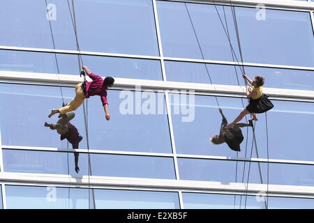 Deux danseurs montrer ce qu'ils savent faire, alors que la descente en rappel le long de la paroi d'un immeuble de bureaux à Los Angeles. Une équipe de l'action de saisie ci-dessous comme le couple pranced le long de la façade en verre. Ce pourrait être le pilote d'un nouveau programme de télé-réalité ? Comprend : Banque D'Images