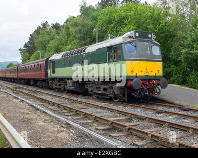 Battersby Junction, North Yorkshire, UK. 21 Juin, 2014. Aujourd'hui, le 60e anniversaire de la fermeture de la section du chemin de fer Stockton - Whitby, la ligne du patrimoine ferroviaire North Yorkshire Moors a des trains spéciaux entre Whitby et Battersby Junction dans le Yorkshire du Nord. Il avait été l'intention de transporter le train par un LNER classe B1 loco le même type qui a transporté le dernier train de Stockton à Whitby. Dans le cas où, pour des raisons techniques, une ex-British Railways standard class 5locomotive no MTsteam Crédit : Peter Jordan NE/Alamy Live News Banque D'Images