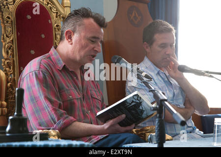 Dalkey, comté de Dublin, Irlande. 21 Juin, 2014. Crime Writers irlandais Declan Hughes et Declan Burke discuter 'Emerald Noir, crime fiction irlandaise actuelle à la fête du livre, Dalkey Dalkey, comté de Dublin, Irlande. Samedi 21 juin 2014. Credit : Doreen Kennedy/Alamy Live News Banque D'Images