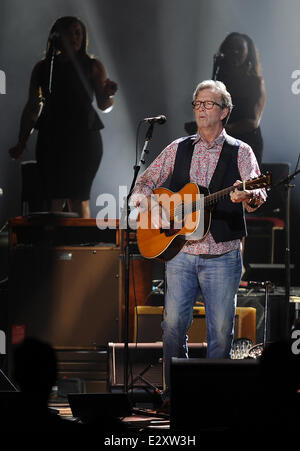 Eric Clapton joue sur son 68e anniversaire au Hard Rock Live ! Au Seminole Hard Rock Hotel & Casino comprend : Eric Clapton Où : Hollywood, Florida, United States Quand : 30 Mars 2013 Banque D'Images