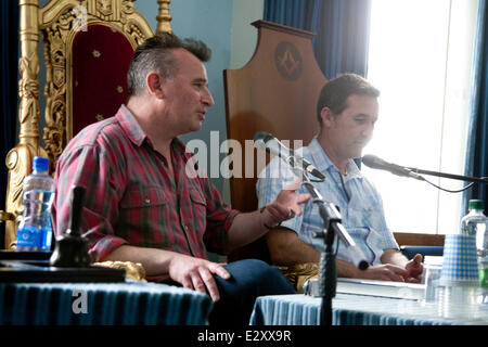 Dalkey, comté de Dublin, Irlande. 21 Juin, 2014. Crime Writers irlandais Declan Hughes et Declan Burke discuter 'Emerald Noir, crime fiction irlandaise actuelle à la fête du livre, Dalkey Dalkey, comté de Dublin, Irlande. Samedi 21 juin 2014. Credit : Doreen Kennedy/Alamy Live News Banque D'Images