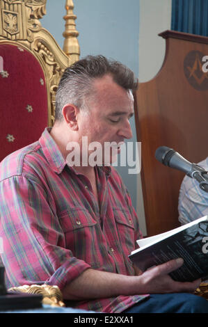 Dalkey, comté de Dublin, Irlande. 21 Juin, 2014. Écrivain irlandais Declan Hughes se lit de son lbook pendant une discussion sur l'Emerald Noir, crime fiction irlandaise actuelle à la fête du livre, Dalkey Dalkey, comté de Dublin, Irlande. Samedi 21 juin 2014. Credit : Doreen Kennedy/Alamy Live News Banque D'Images