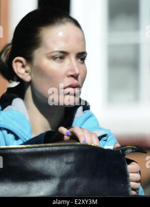 Sophie Anderton vu passer l'après-midi à boire quelques verres au pub de la tempérance à Londres avec : Sophie Anderton Où : London, Royaume-Uni Quand : 02 Avr 2013 Banque D'Images