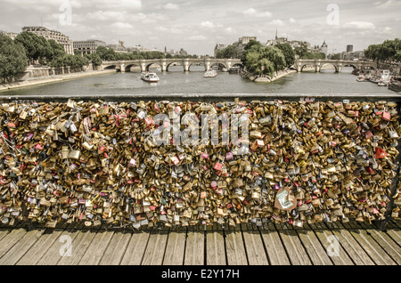 Cadenas d'amour sur le pont Pont des arts partout de la Seine à Paris, France Banque D'Images