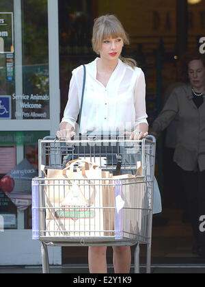 Taylor Swift quitter Bristol Farms après faire les courses avec : Taylor Swift Où : Los Angeles, California, United States Quand : 03 Avr 2013 Banque D'Images