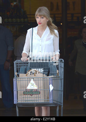 Taylor Swift quitter Bristol Farms après faire les courses avec : Taylor Swift Où : Los Angeles, California, United States Quand : 03 Avr 2013 Banque D'Images