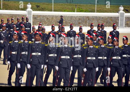 Diyathalawa, Sri Lanka. 21 Juin, 2014. Les cadets sont observés au cours d'une cérémonie de remise de diplômes à 60 officiers des cadets de l'armée à Diyathalawa army camp, le Sri Lanka, le 21 juin 2014. Credit : Gayan Sameera/Xinhua/Alamy Live News Banque D'Images