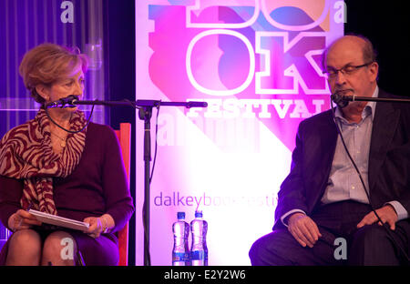 Dalkey, comté de Dublin, Irlande. 21 Juin, 2014. Olivia O'Leary et Salman Rushdie, à la 'liberté de parole' débat à la fête du livre, Dalkey Dalkey Mairie, Dalkey, Dublin, Irlande. Samedi 21 juin 2014. Credit : Doreen Kennedy/Alamy Live News Banque D'Images