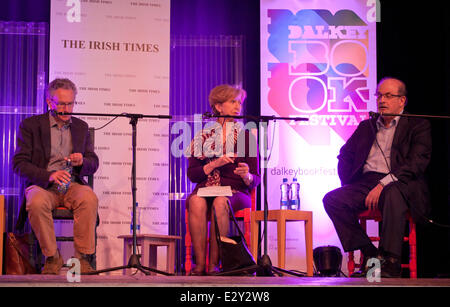 Dalkey, comté de Dublin, Irlande. 21 Juin, 2014. Fintan O'Toole, Olivia O'Leary et Salman Rushdie, à la 'liberté de parole' débat à la fête du livre, Dalkey Dalkey Mairie, Dalkey, Dublin, Irlande. Samedi 21 juin 2014. Credit : Doreen Kennedy/Alamy Live News Banque D'Images