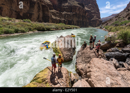 La libération d'un radeau pris dans un tourbillon en Lava Falls, l'un des plus grands rapides sur le fleuve Colorado dans le Grand Canyon, Arizona. Banque D'Images