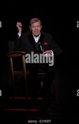 Le légendaire comédien Jerry Lewis est titulaire d'un Q&A session à la Bergen Performing Arts Center avec : Jerry Lewis Où : Englewood, New Jersey, United States Quand : 05 Avr 2013 Banque D'Images