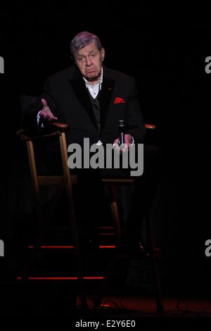 Le légendaire comédien Jerry Lewis est titulaire d'un Q&A session à la Bergen Performing Arts Center avec : Jerry Lewis Où : Englewood, New Jersey, United States Quand : 05 Avr 2013 Banque D'Images