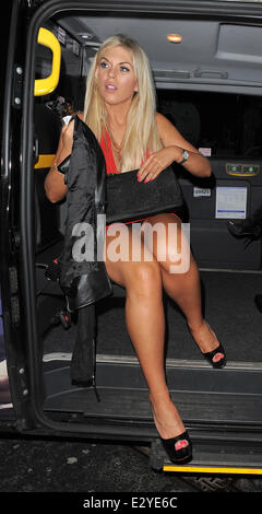 Frankie Essex quitte la boîte de nuit DSTRKT à Soho à la pire pour l'usure, avec plusieurs compagnons et Chloe Simms. Les chefs de groupe à la British Luxury Club pour continuer la partie, mais la soirée se termine sur une mauvaise note. Chloe et Frankie aurait est mêlé à un argument - Frankie Goes sur au club, tandis que Chloe et une amie de retourner à leur hôtel. Frankie et le reste du groupe sont ensuite aurait refusé l'entrée au club, et elle est laissée à stumble autour de la chaussée. Enfin, un des hommes devient une cabine pour Frankie, mais elle semble perdre une chaussure par le tim Banque D'Images