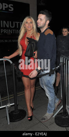 Frankie Essex quitte la boîte de nuit DSTRKT à Soho à la pire pour l'usure, avec plusieurs compagnons et Chloe Simms. Les chefs de groupe à la British Luxury Club pour continuer la partie, mais la soirée se termine sur une mauvaise note. Chloe et Frankie allegedl Banque D'Images