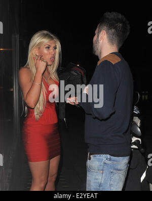 Frankie Essex quitte la boîte de nuit DSTRKT à Soho à la pire pour l'usure, avec plusieurs compagnons et Chloe Simms. Les chefs de groupe à la British Luxury Club pour continuer la partie, mais la soirée se termine sur une mauvaise note. Chloe et Frankie allegedl Banque D'Images