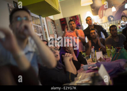 Téhéran, Iran. 21 Juin, 2014. Le 21 juin 2014 - Téhéran, Iran - les Iraniens réagir tout en regardant la Coupe du Monde FIFA 2014 match de football entre l'Iran et l'Argentine, dans un café du nord de Téhéran. Morteza Nikoubazl/ZUMAPRESS : Morteza Nikoubazl Crédit/ZUMA/ZUMAPRESS.com/Alamy fil Live News Banque D'Images