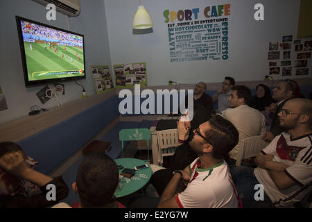 Téhéran, Iran. 21 Juin, 2014. Le 21 juin 2014 - Téhéran, Iran - la jeunesse iranienne watch 2014 FIFA World Cup Match de football entre l'Iran et l'Argentine, à la terrasse d'un café dans un centre commercial dans le nord de Téhéran. Morteza Nikoubazl/ZUMAPRESS : Morteza Nikoubazl Crédit/ZUMA/ZUMAPRESS.com/Alamy fil Live News Banque D'Images