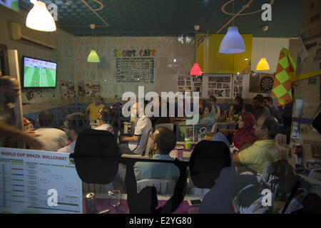 Téhéran, Iran. 21 Juin, 2014. Le 21 juin 2014 - Téhéran, Iran - les Iraniens s'asseoir à un café tout en regardant la Coupe du Monde FIFA 2014 match de football entre l'Iran et l'Argentine, dans un centre commercial dans le nord de Téhéran. Morteza Nikoubazl/ZUMAPRESS : Morteza Nikoubazl Crédit/ZUMA/ZUMAPRESS.com/Alamy fil Live News Banque D'Images