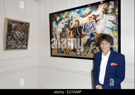 Ronnie Wood au lancement d'une exposition de ses propres peintures 'Ronnie Wood : Instinct brut' au château de Fine Art Gallery à Mayfair. Il est debout entre les chevaux "électriques" et "Quel est le prix des billets, chaque tableau est d'une valeur de €295, 000. Avec : Ronnie Banque D'Images