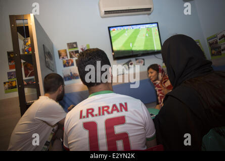 Téhéran, Iran. 21 Juin, 2014. Le 21 juin 2014 - Téhéran, Iran - la jeunesse iranienne watch 2014 FIFA World Cup Match de football entre l'Iran et l'Argentine, à la terrasse d'un café dans un centre commercial dans le nord de Téhéran. Morteza Nikoubazl/ZUMAPRESS : Morteza Nikoubazl Crédit/ZUMA/ZUMAPRESS.com/Alamy fil Live News Banque D'Images