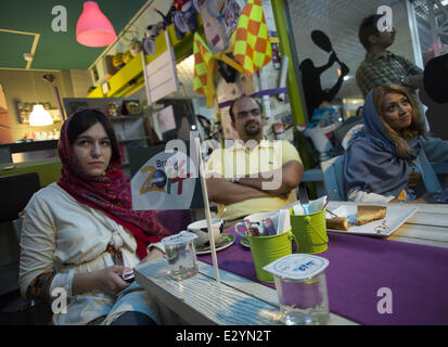 Téhéran, Iran. 21 Juin, 2014. Le 21 juin 2014 - Téhéran, Iran - les Iraniens watch 2014 FIFA World Cup Match de football entre l'Iran et l'Argentine, à la terrasse d'un café dans un centre commercial dans le nord de Téhéran. Morteza Nikoubazl/ZUMAPRESS : Morteza Nikoubazl Crédit/ZUMA/ZUMAPRESS.com/Alamy fil Live News Banque D'Images